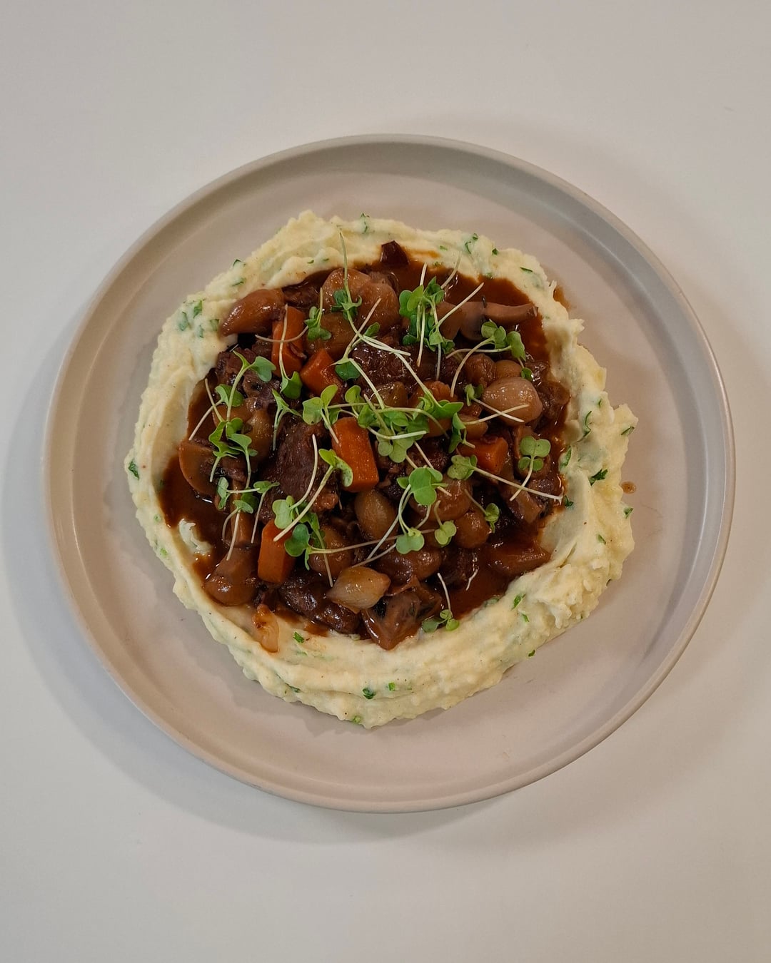 Βοδινό Μπουργκινιόν σερβιρισμένο με πατάτα πουρέ - Video recipe thumbnail