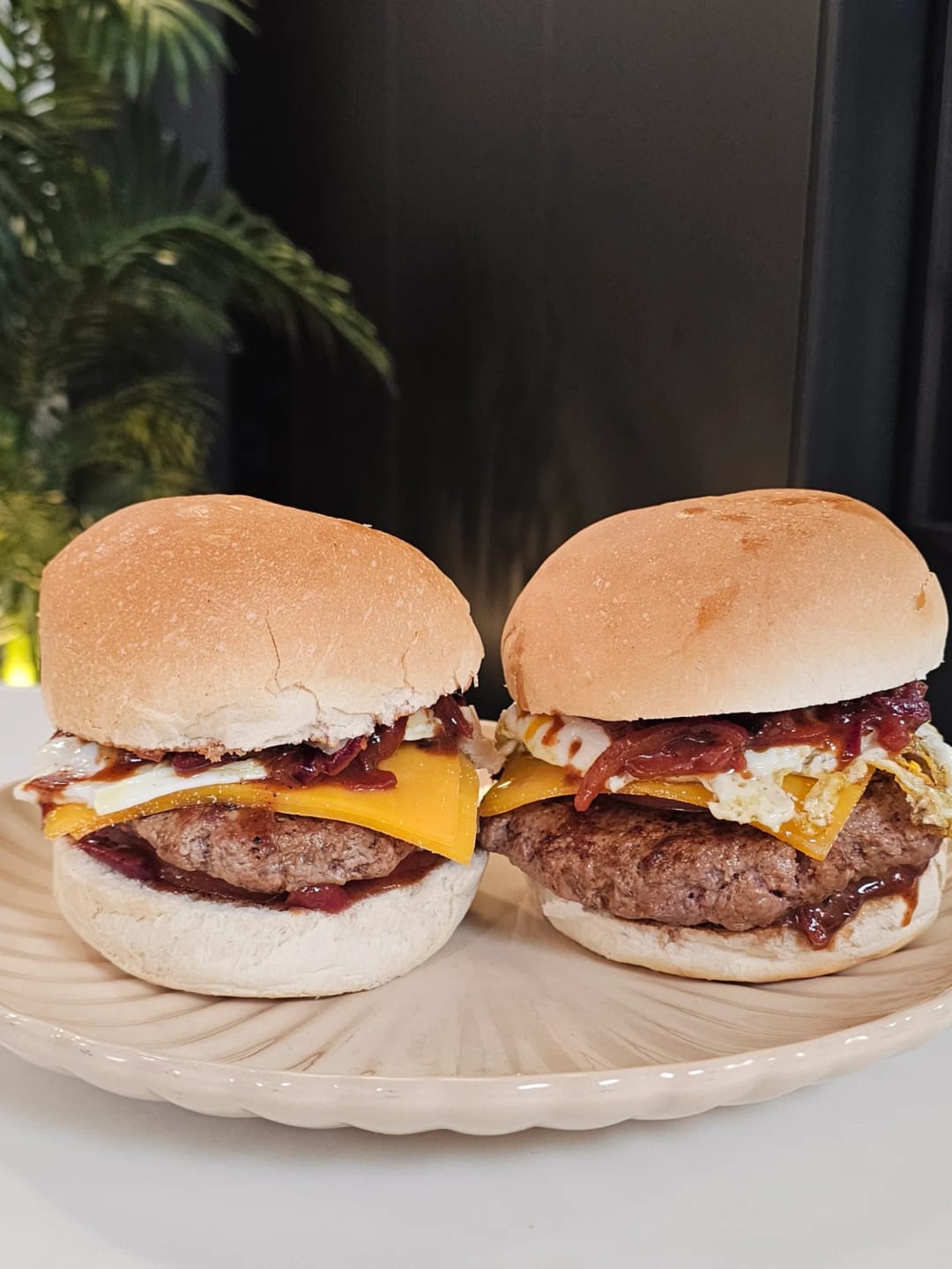 Βοδινό μπέργκερ με καραμελωμένα κρεμμύδια - recipe