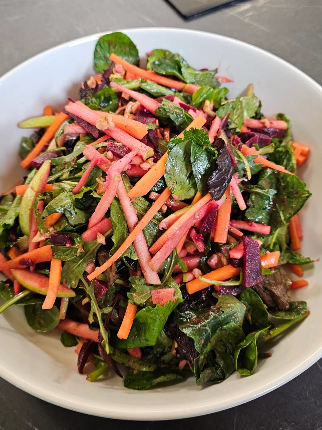 Παντζαροσαλάτα με μήλο και καρύδια - recipe