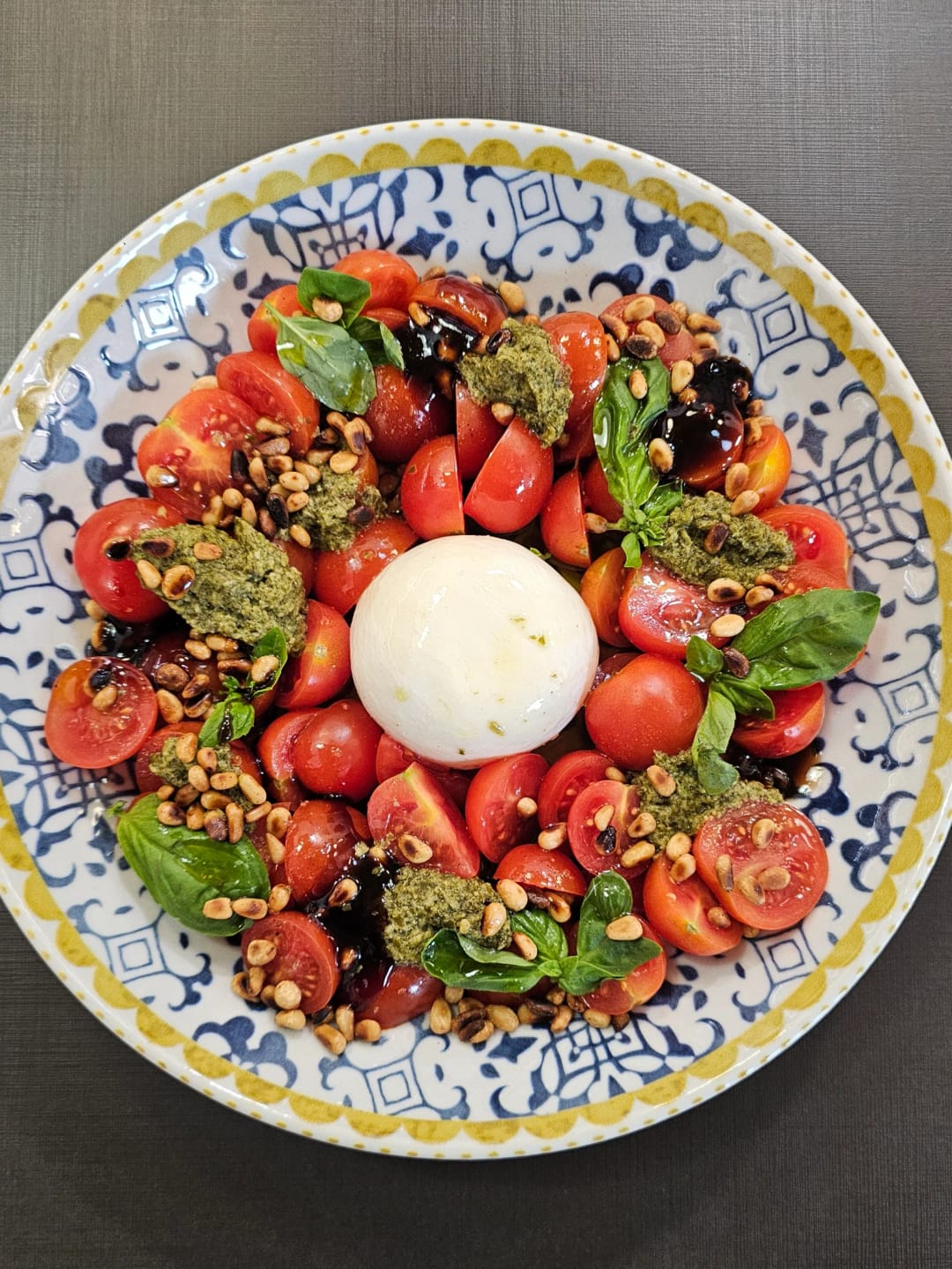 Σαλάτα με burrata, ντομάτα και βασιλικό - recipe