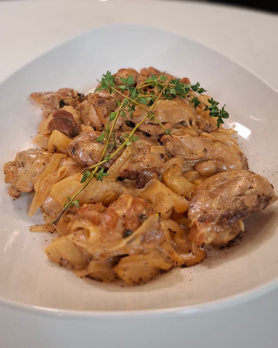 Κοτόπουλο με μήλα και κρεμώδη σάλτσα - recipe