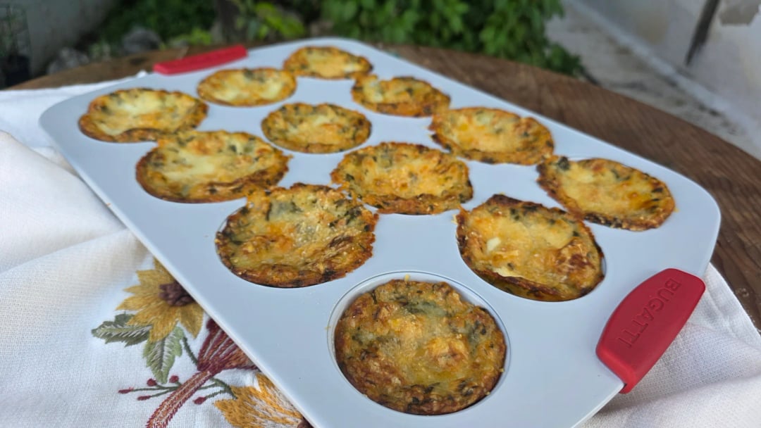 Crispy μάφιν πατάτας με λούντζα και λιωμένο τυρί - Recipe image