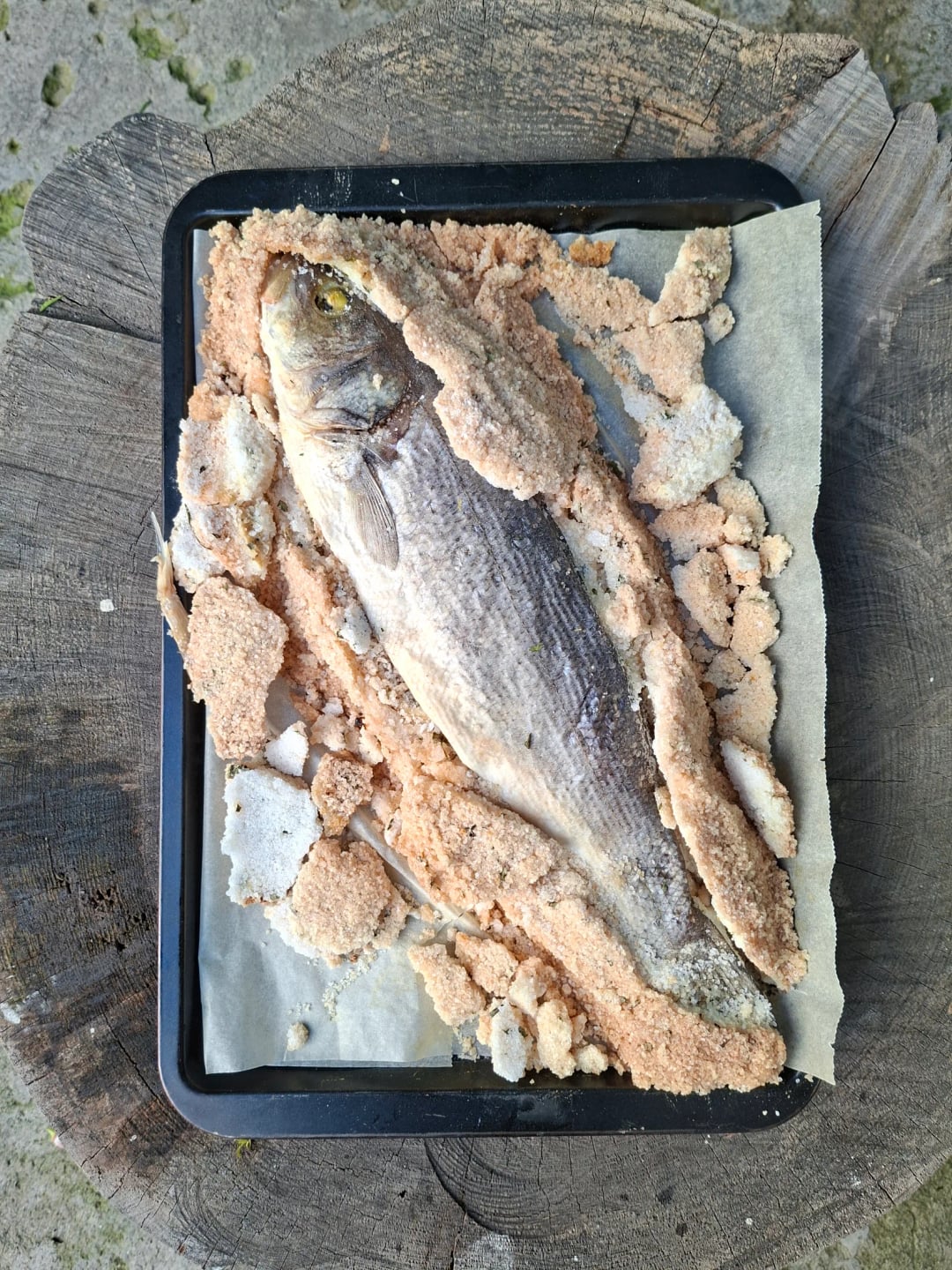 Ψάρι σε αρωματική κρούστα αλατιού - Recipe image