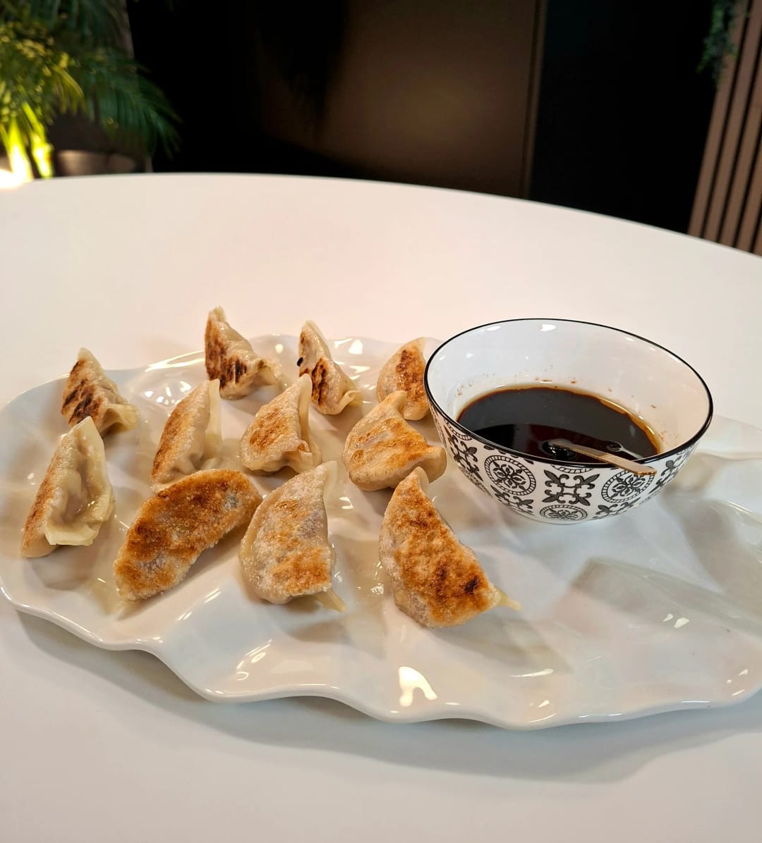 Γκιόζα (gyoza) με χοιρινό και σάλτσα σόγιας - recipe