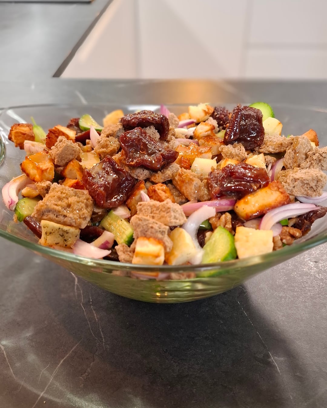 Σαλάτα με χαλλούμι, ρετσέλια και καρύδια - Video recipe thumbnail