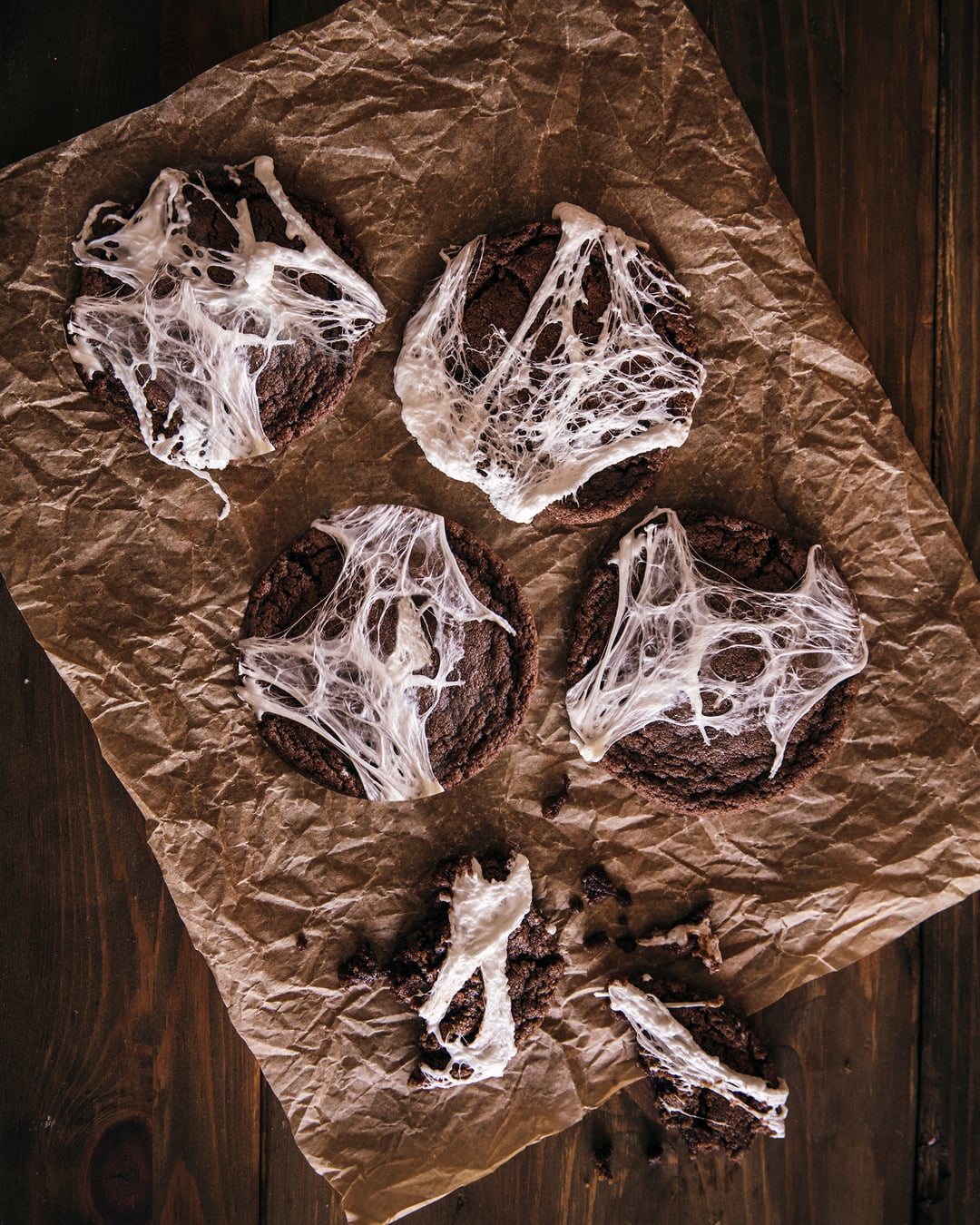Halloween: Chocolate Spider Web Cookies - Recipe image