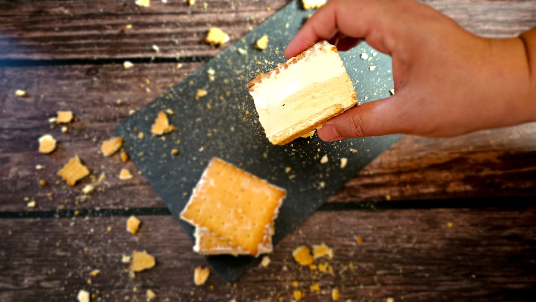 Ice Cream Sandwiches with Caramelized Milk and Vanilla - Video recipe thumbnail