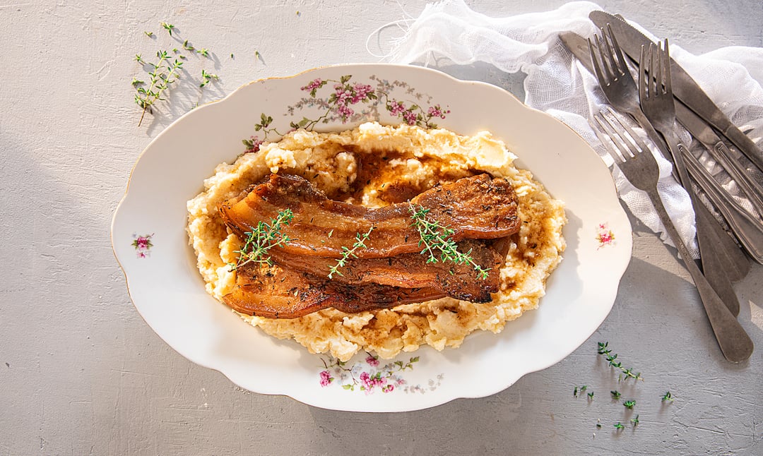 Zουμερό χοιρινό μπέικον με πουρέ πατάτας - Recipe image