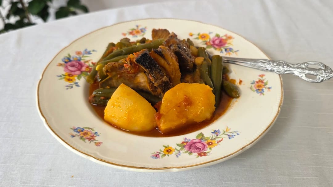 Αρνί με φασολάκια γιαχνί - recipe