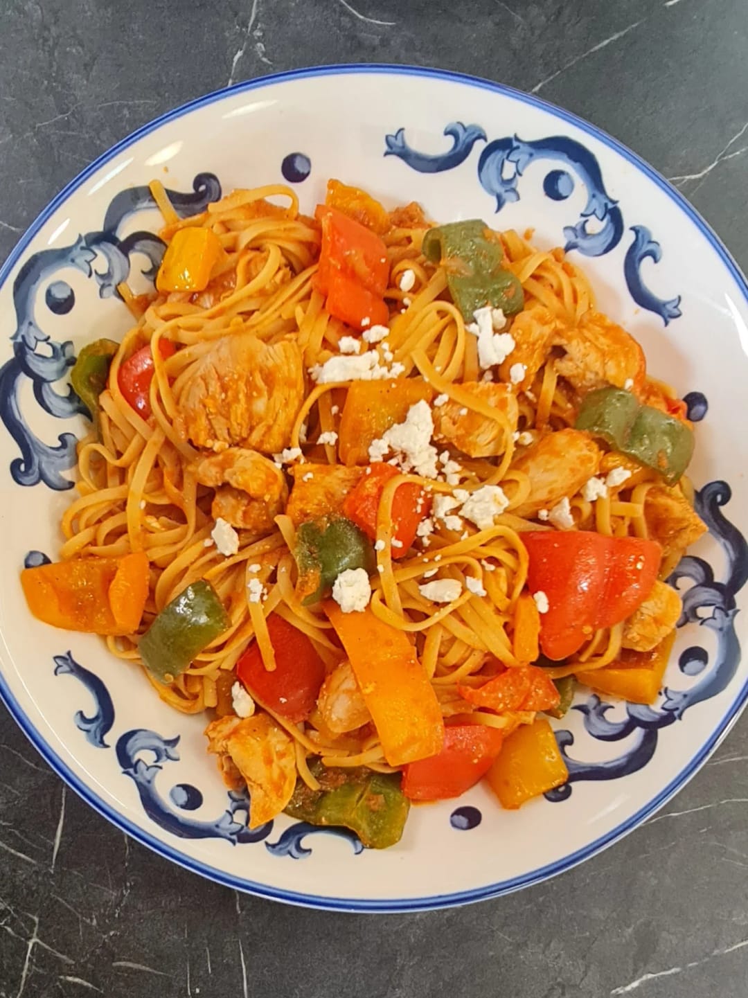 Λιγκουίνι με κοτόπουλο, πιπεριές και φέτα - recipe