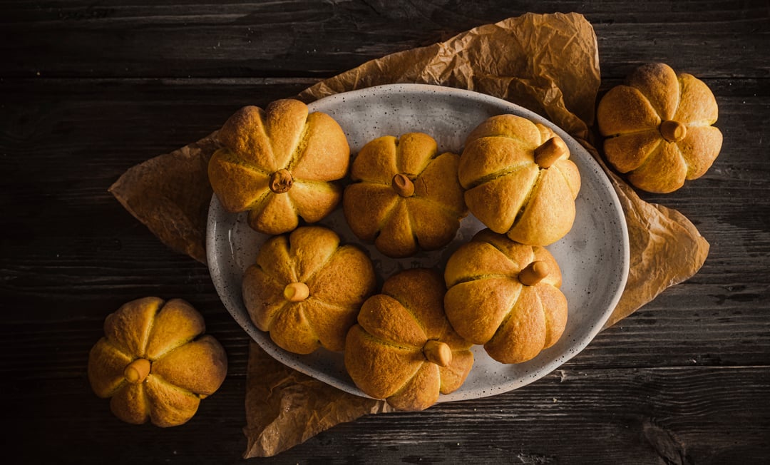 Little Breads Shaped Like Pumpkins (with Turmeric) - Recipe image