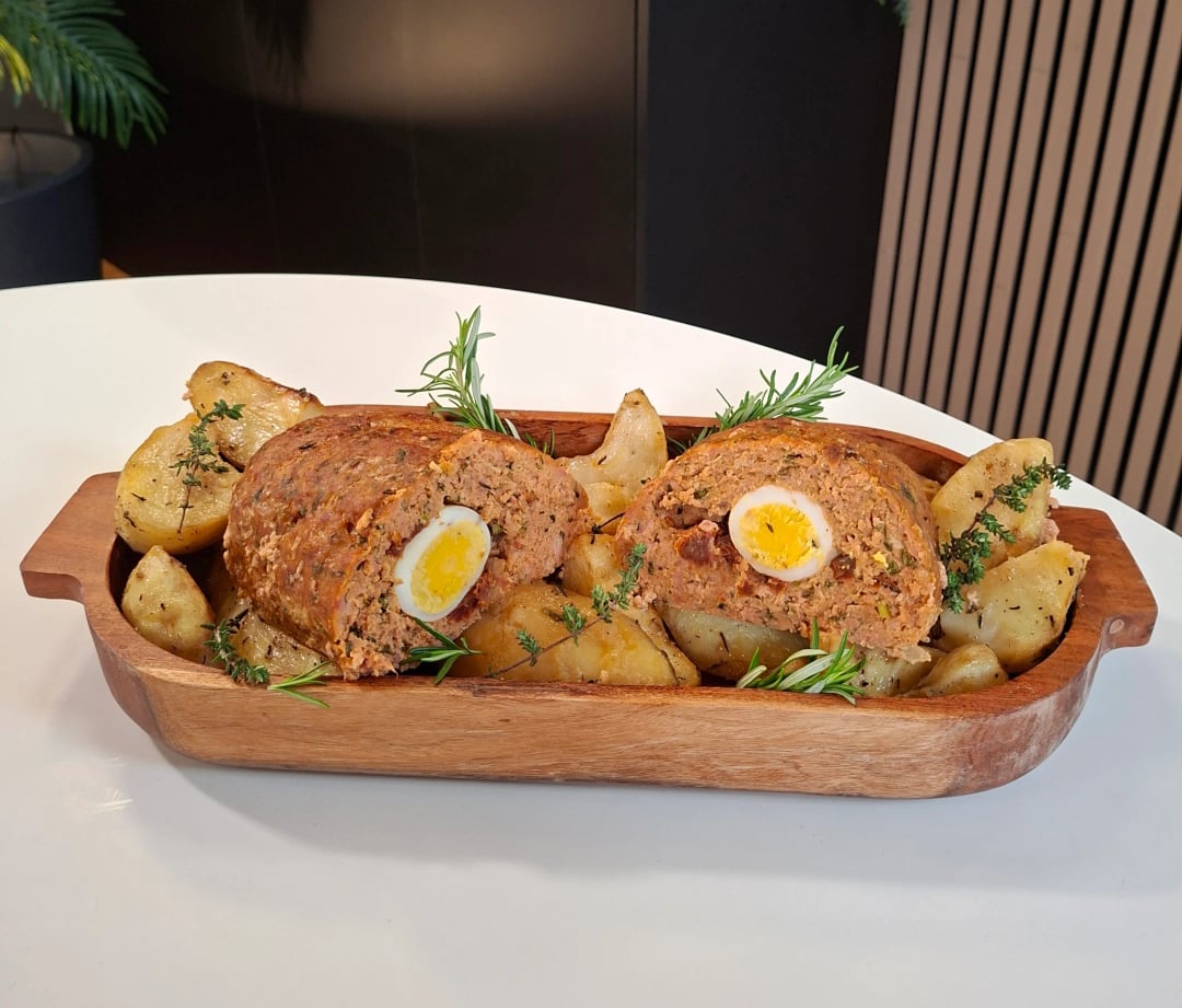 Ρολό με κιμά, αυγά και λιαστές ντομάτες - Video recipe thumbnail