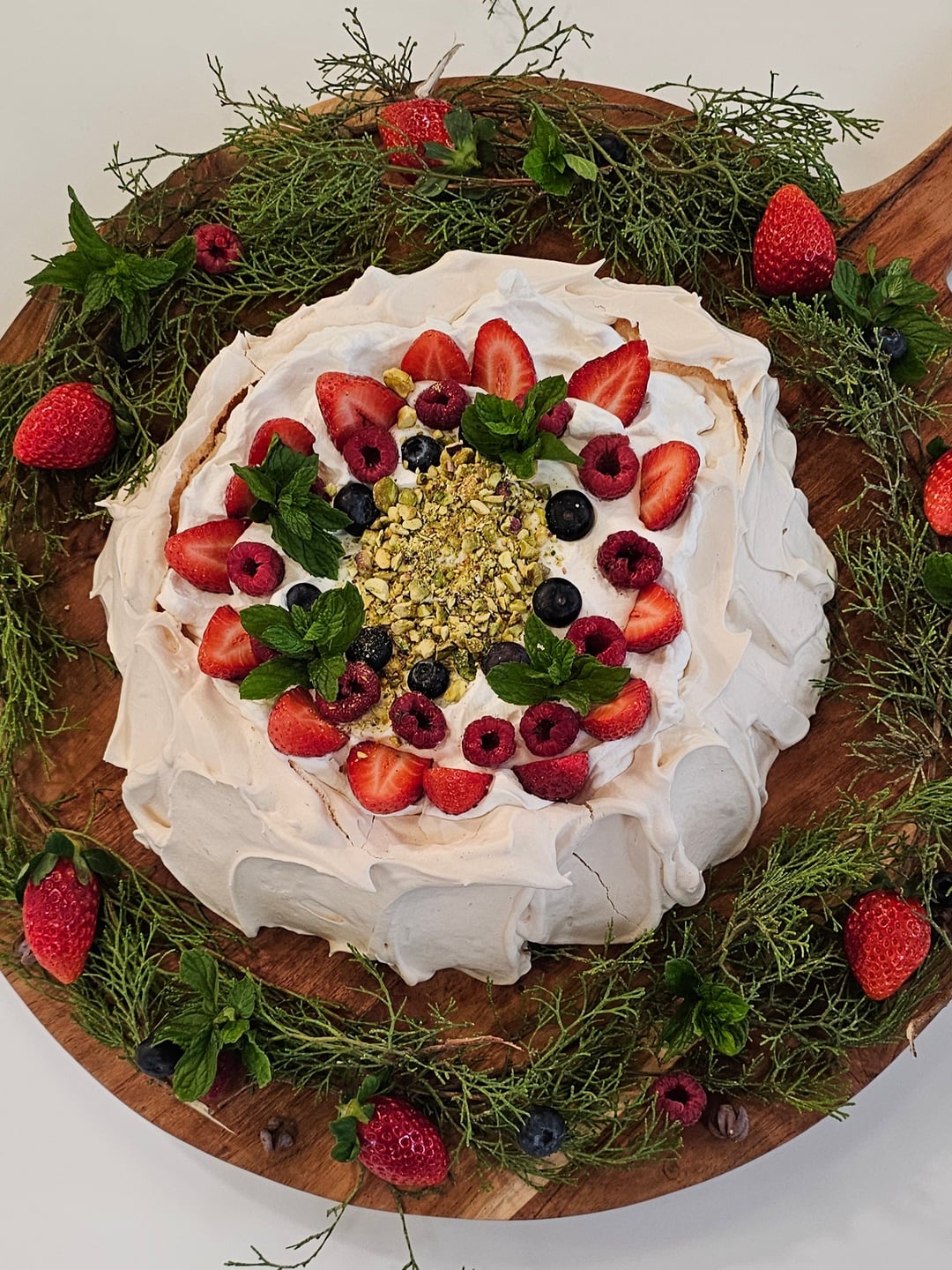 Πάβλοβα με σαντιγί και κόκκινα φρούτα - Recipe image
