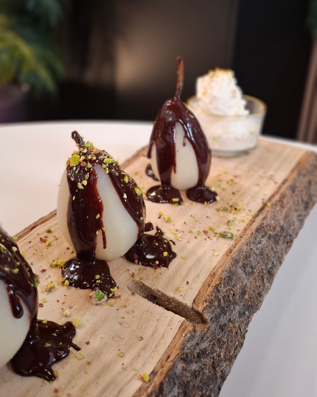 Αχλάδια με σοκολάτα (Poire Belle Hélène) - Video recipe thumbnail