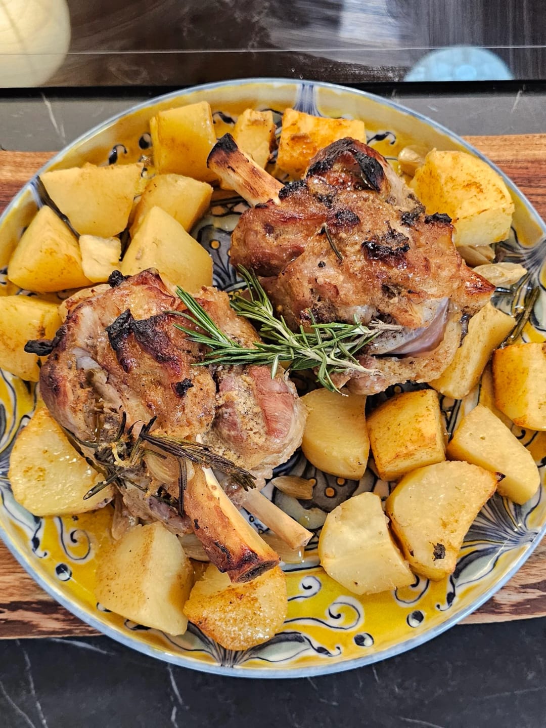 Xοιρινά κότσια με μέλι και μουστάρδα - recipe