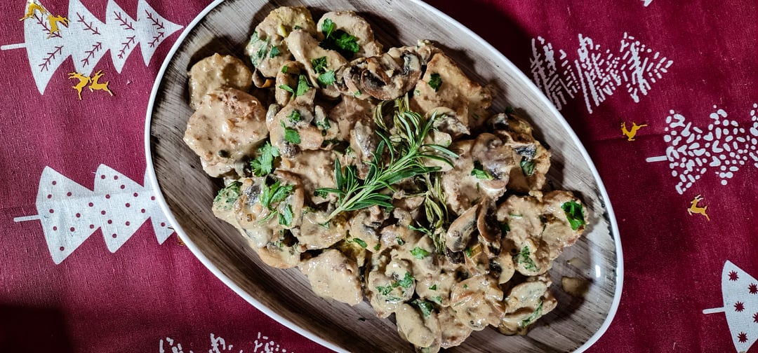 Φιλετάκια με μανιτάρια και κουμανταρία - Recipe image