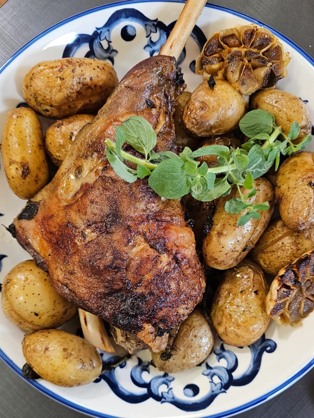 Αρνίσιο μπούτι στο φούρνο με πατάτες - recipe