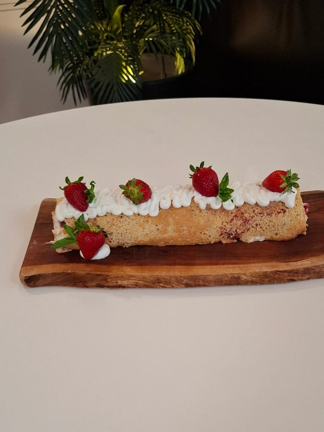 Swiss roll γεμιστό με κρέμα και φράουλες - recipe
