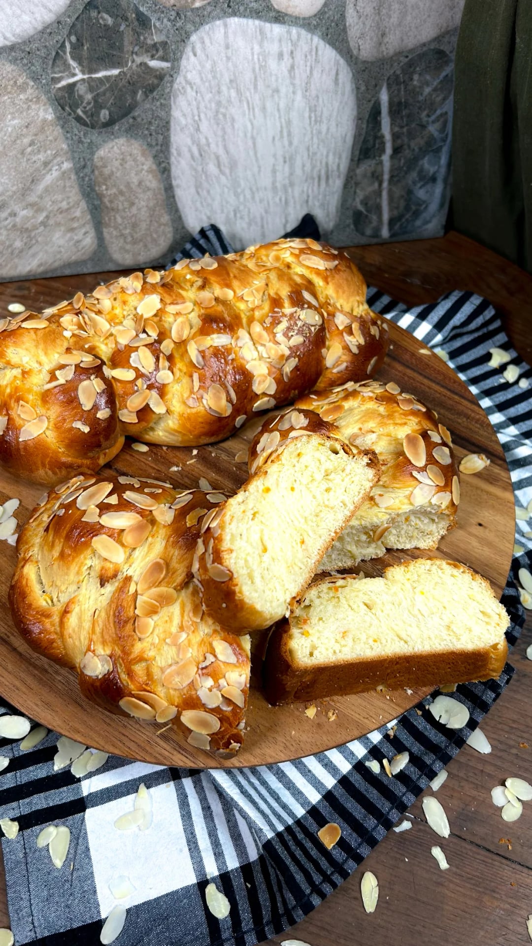 Τα πιο αφράτα τσουρέκια με AENO GASTROLAB - Recipe image