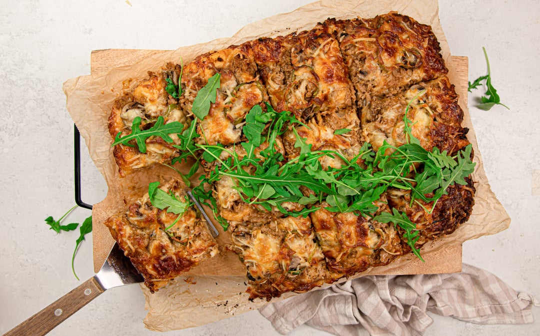 Πίτσα με κιμά στο ταψί - Recipe image