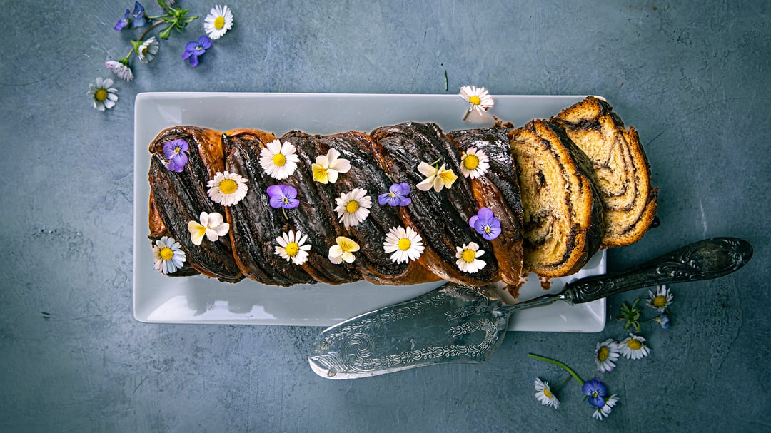Τσουρέκι σε φόρμα με πραλίνα φουντουκιού - Recipe image