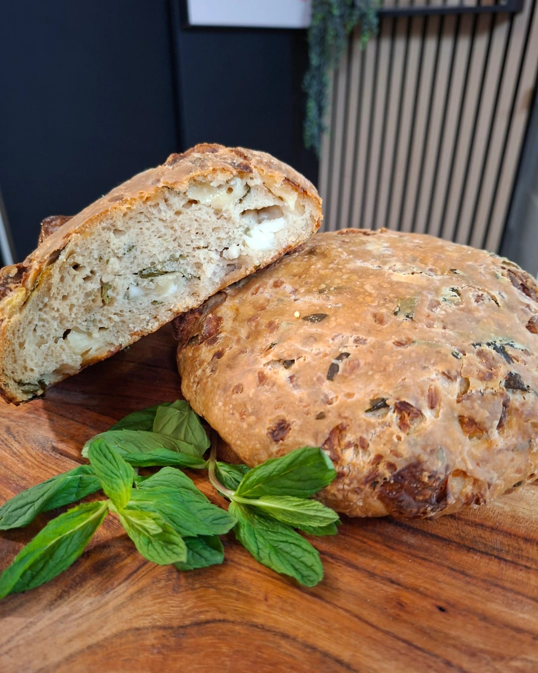 Χωριάτικη χαλλουμωτή - Recipe image